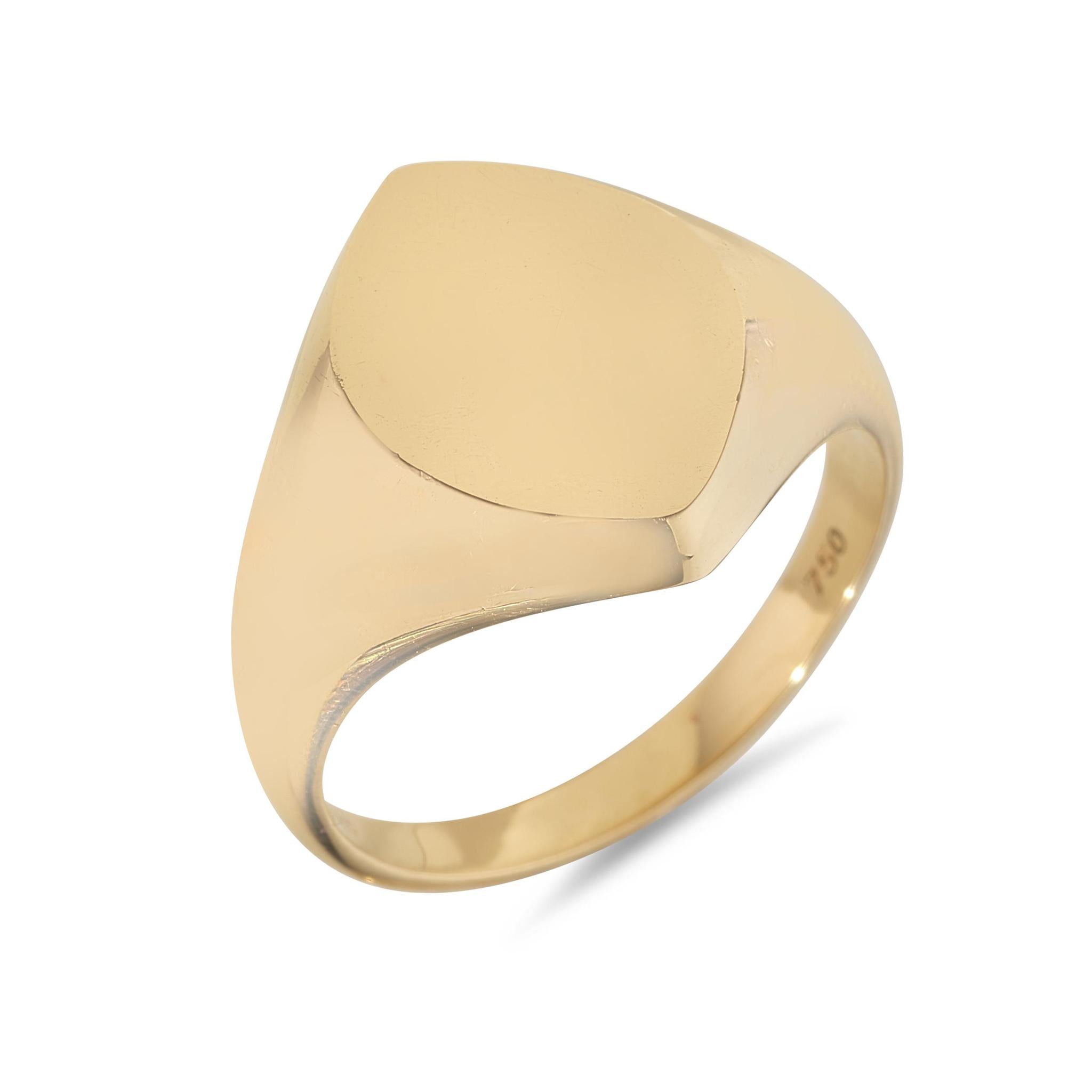 An 18kt yellow gold signet ring with a marquise shape, designed and hallmarked in Dublin.