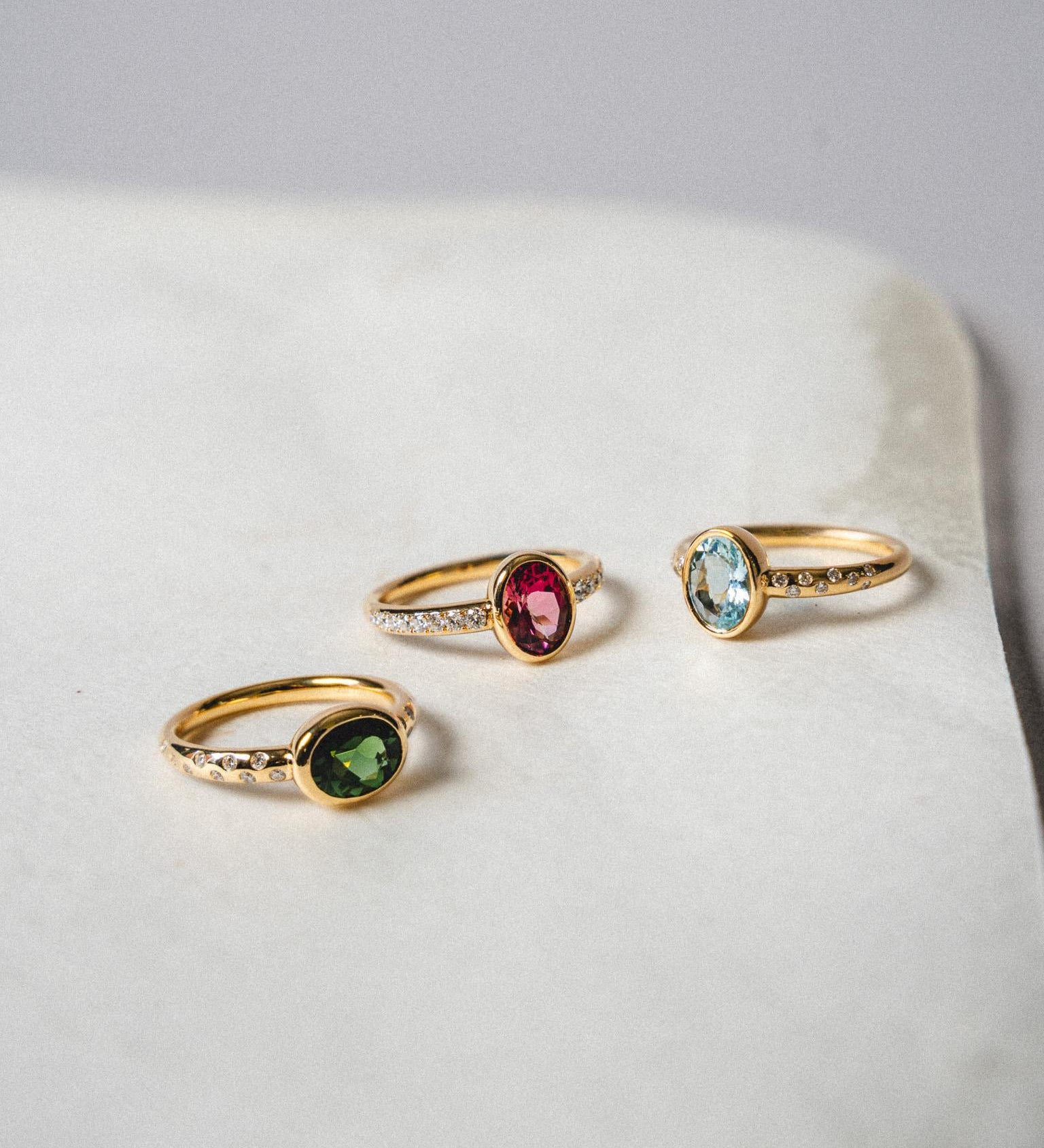 Oval Aquamarine Ring with Diamonds in 18kt Yellow Gold - Bands of Colour Collection