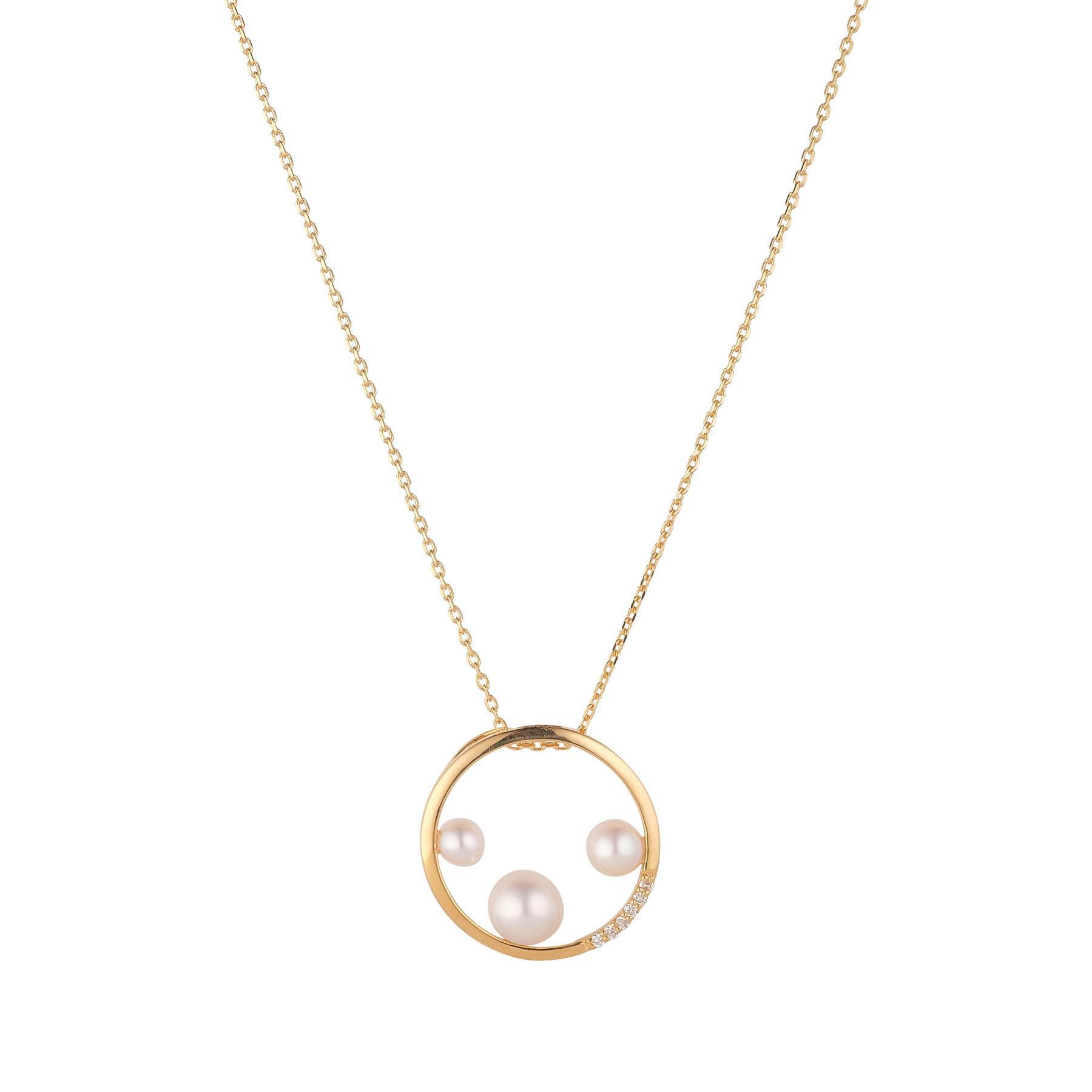 A  18kt gold necklace with a pendant featuring three freshwater pearls and natural diamonds, designed in a circular arrangement.