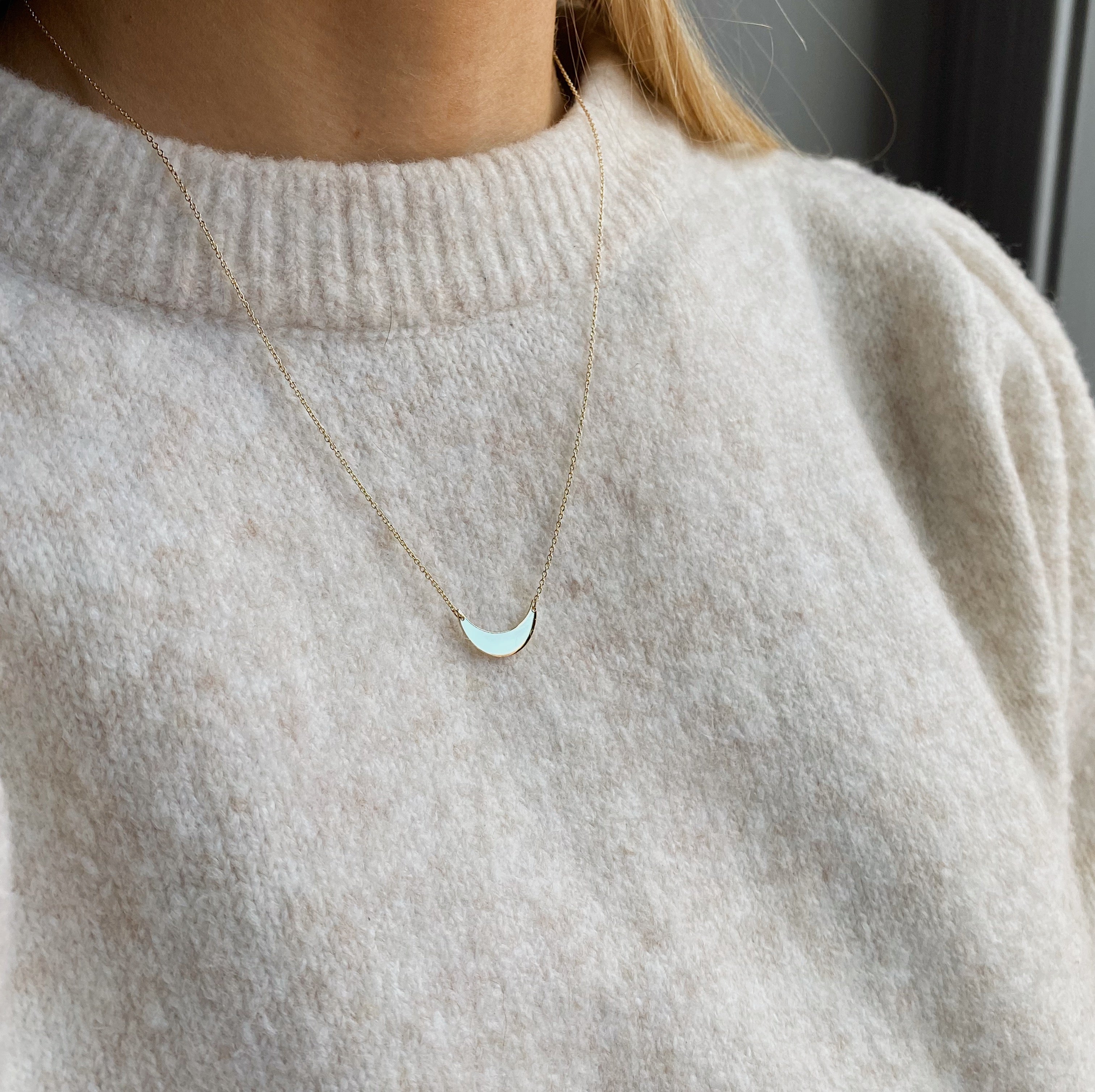9kt Gold Curve Pendant Necklace